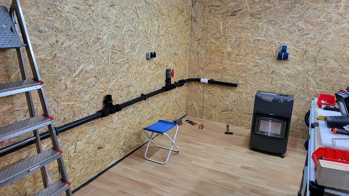 Installation der Absauganlage mit insgesamt 5 Kugelabsperrhähnen und Restrohren meiner alten Arbeitsstätte, die im Abfall gelandet wären.